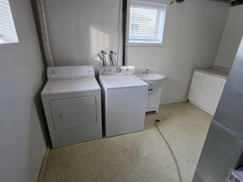 5105 54 Avenue, Taber, AB - Indoor Photo Showing Laundry Room
