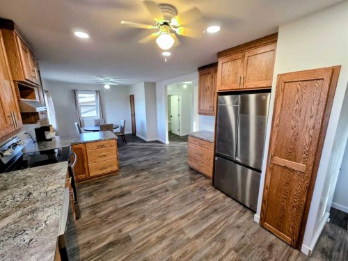 5105 54 Avenue, Taber, AB - Indoor Photo Showing Kitchen
