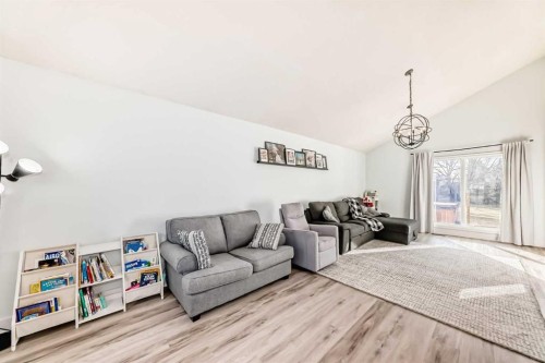 22 Sherwood Crescent West, Lethbridge, AB - Indoor Photo Showing Living Room
