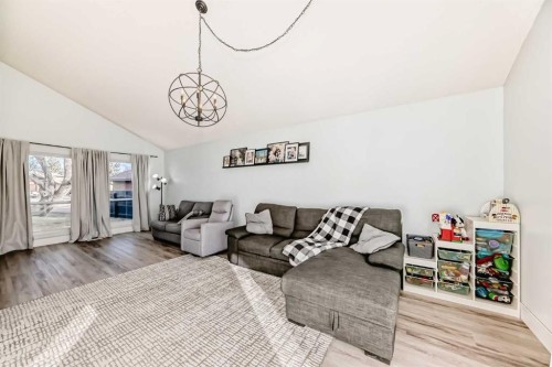 22 Sherwood Crescent West, Lethbridge, AB - Indoor Photo Showing Living Room