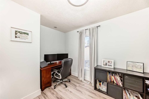 22 Sherwood Crescent West, Lethbridge, AB - Indoor Photo Showing Other Room