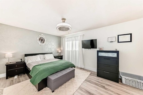 22 Sherwood Crescent West, Lethbridge, AB - Indoor Photo Showing Bedroom