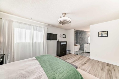 22 Sherwood Crescent West, Lethbridge, AB - Indoor Photo Showing Bedroom