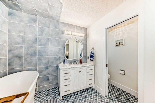 22 Sherwood Crescent West, Lethbridge, AB - Indoor Photo Showing Bathroom