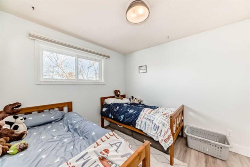 22 Sherwood Crescent West, Lethbridge, AB - Indoor Photo Showing Bedroom