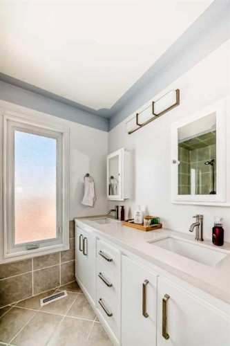 22 Sherwood Crescent West, Lethbridge, AB - Indoor Photo Showing Bathroom