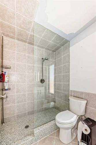 22 Sherwood Crescent West, Lethbridge, AB - Indoor Photo Showing Bathroom