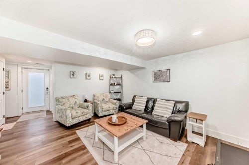 22 Sherwood Crescent West, Lethbridge, AB - Indoor Photo Showing Living Room