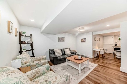 22 Sherwood Crescent West, Lethbridge, AB - Indoor Photo Showing Living Room