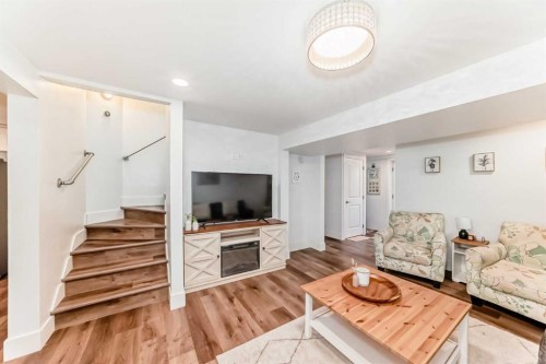 22 Sherwood Crescent West, Lethbridge, AB - Indoor Photo Showing Living Room