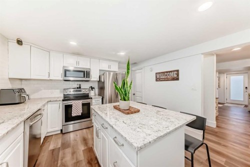22 Sherwood Crescent West, Lethbridge, AB - Indoor Photo Showing Kitchen With Upgraded Kitchen