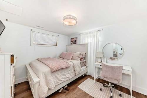 22 Sherwood Crescent West, Lethbridge, AB - Indoor Photo Showing Bedroom