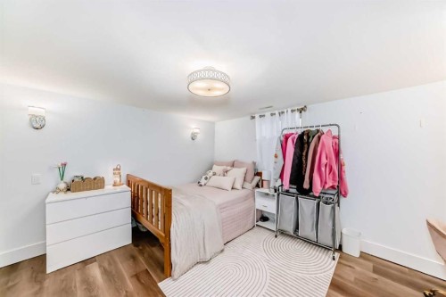 22 Sherwood Crescent West, Lethbridge, AB - Indoor Photo Showing Bedroom