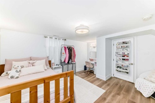 22 Sherwood Crescent West, Lethbridge, AB - Indoor Photo Showing Bedroom