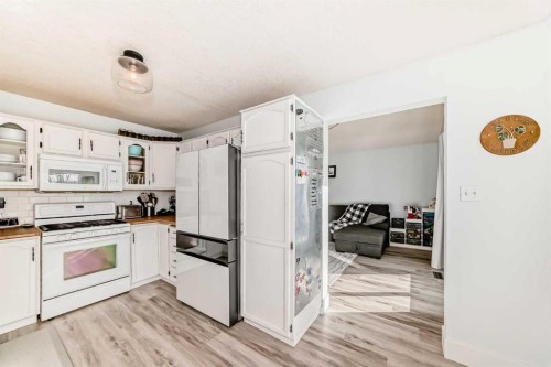 22 Sherwood Crescent West, Lethbridge, AB - Indoor Photo Showing Kitchen