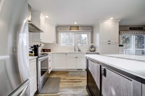34 Honeysuckle Road North, Lethbridge, AB - Indoor Photo Showing Kitchen With Upgraded Kitchen