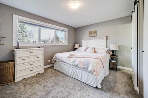 34 Honeysuckle Road North, Lethbridge, AB - Indoor Photo Showing Bedroom
