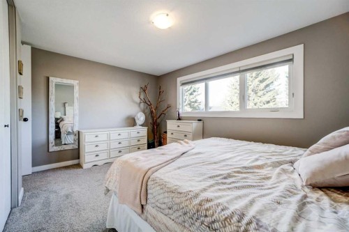 34 Honeysuckle Road North, Lethbridge, AB - Indoor Photo Showing Bedroom