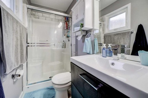 34 Honeysuckle Road North, Lethbridge, AB - Indoor Photo Showing Bathroom
