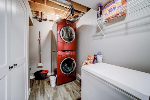 34 Honeysuckle Road North, Lethbridge, AB - Indoor Photo Showing Laundry Room