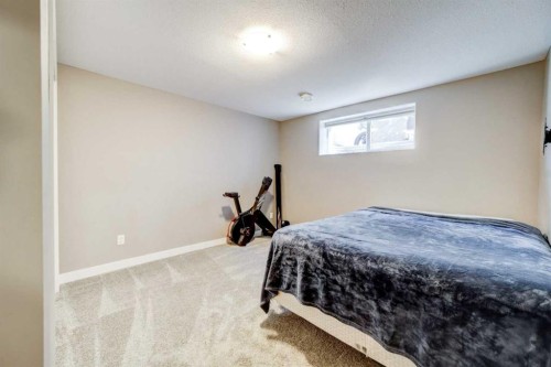 34 Honeysuckle Road North, Lethbridge, AB - Indoor Photo Showing Bedroom