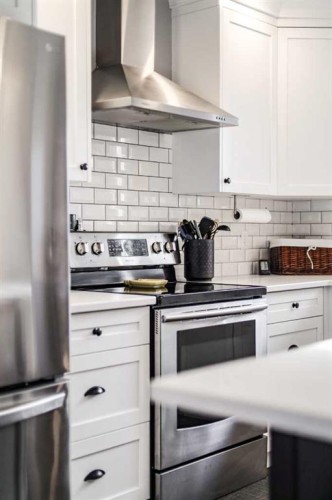34 Honeysuckle Road North, Lethbridge, AB - Indoor Photo Showing Kitchen With Stainless Steel Kitchen