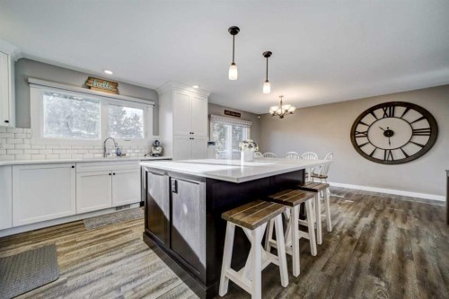 34 Honeysuckle Road North, Lethbridge, AB - Indoor Photo Showing Kitchen With Upgraded Kitchen