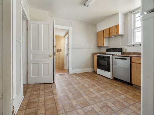 1249 5A Avenue South, Lethbridge, AB - Indoor Photo Showing Kitchen