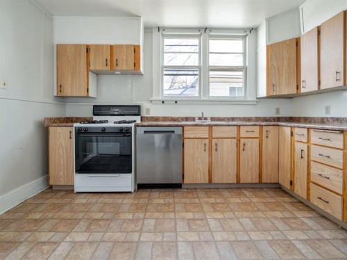 1249 5A Avenue South, Lethbridge, AB - Indoor Photo Showing Kitchen