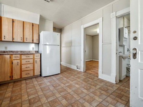 1249 5A Avenue South, Lethbridge, AB - Indoor Photo Showing Kitchen