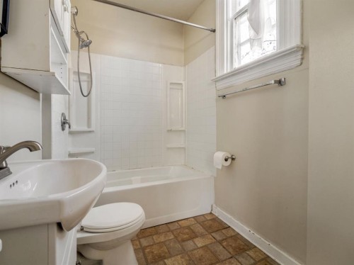 1249 5A Avenue South, Lethbridge, AB - Indoor Photo Showing Bathroom