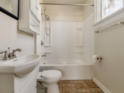 1249 5A Avenue South, Lethbridge, AB - Indoor Photo Showing Bathroom