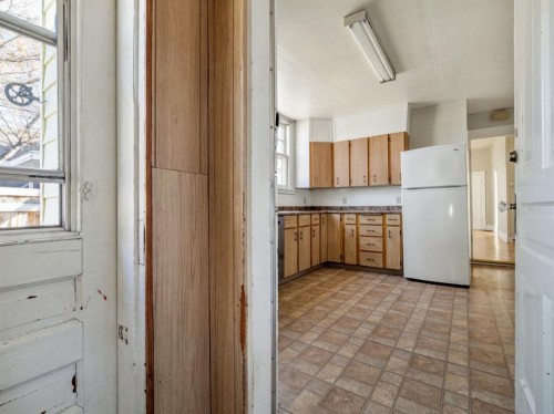 1249 5A Avenue South, Lethbridge, AB - Indoor Photo Showing Kitchen