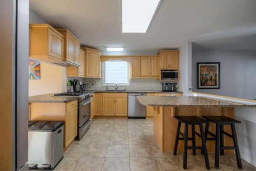 79 Temple Crescent West, Lethbridge, AB - Indoor Photo Showing Kitchen