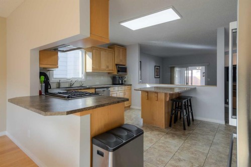 79 Temple Crescent West, Lethbridge, AB - Indoor Photo Showing Kitchen