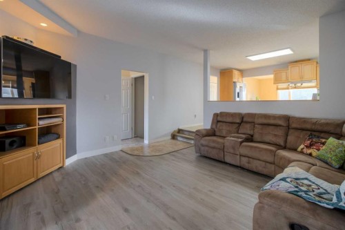 79 Temple Crescent West, Lethbridge, AB - Indoor Photo Showing Living Room