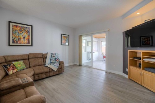 79 Temple Crescent West, Lethbridge, AB - Indoor Photo Showing Living Room