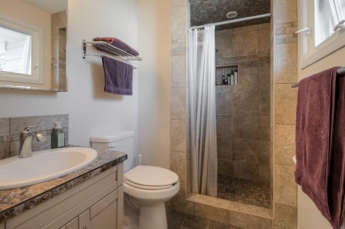 79 Temple Crescent West, Lethbridge, AB - Indoor Photo Showing Bathroom