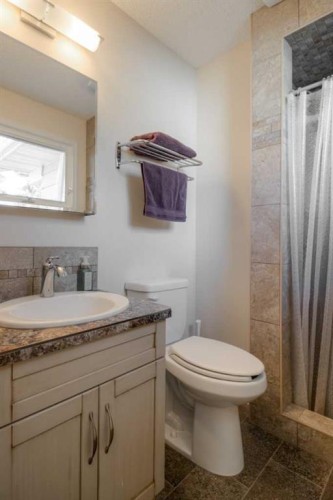 79 Temple Crescent West, Lethbridge, AB - Indoor Photo Showing Bathroom