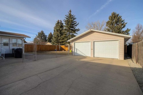 79 Temple Crescent West, Lethbridge, AB - Outdoor