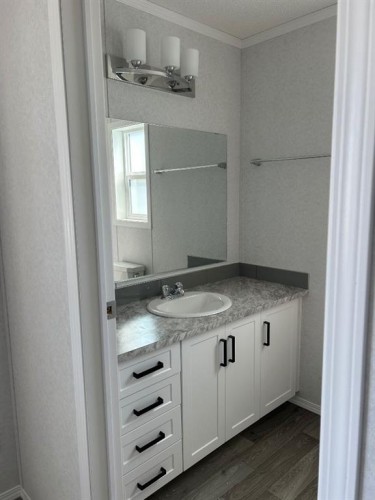 2004 Sunflower Crescent, Coaldale, AB - Indoor Photo Showing Bathroom