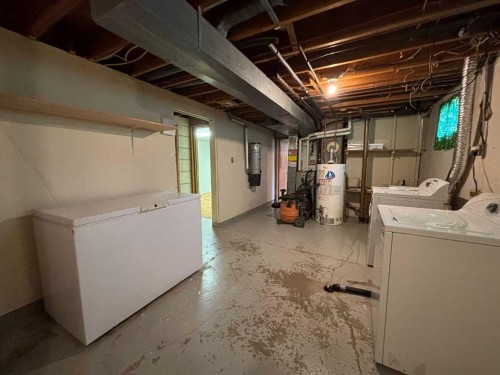 2407 5 Avenue North, Lethbridge, AB - Indoor Photo Showing Laundry Room