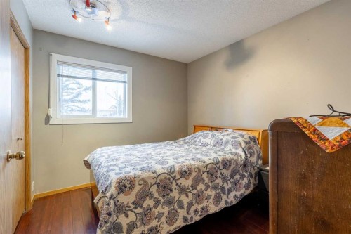 327 Heritage Crescent West, Lethbridge, AB - Indoor Photo Showing Bedroom