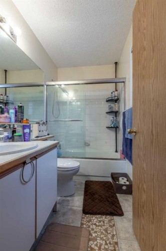 327 Heritage Crescent West, Lethbridge, AB - Indoor Photo Showing Bathroom