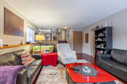 327 Heritage Crescent West, Lethbridge, AB - Indoor Photo Showing Living Room