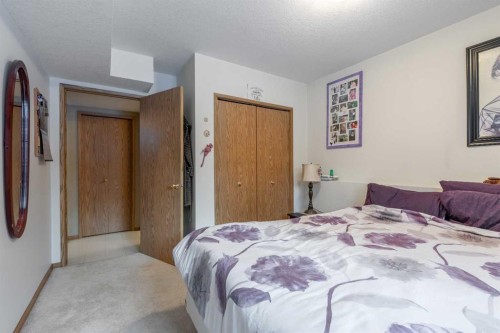 327 Heritage Crescent West, Lethbridge, AB - Indoor Photo Showing Bedroom