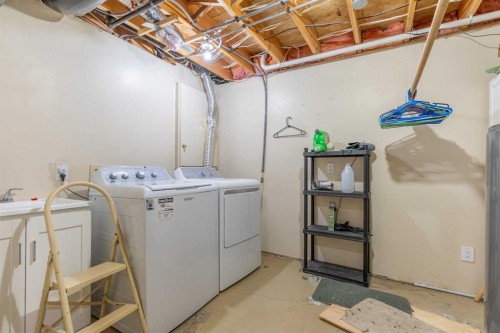 327 Heritage Crescent West, Lethbridge, AB - Indoor Photo Showing Laundry Room