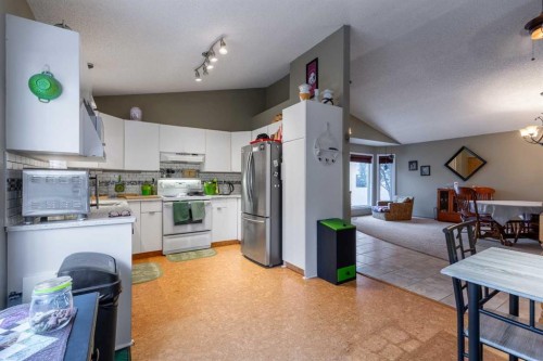 327 Heritage Crescent West, Lethbridge, AB - Indoor Photo Showing Kitchen