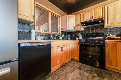 21054 A Range Road 264, Cardston, AB - Indoor Photo Showing Kitchen