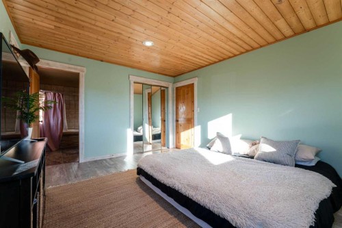 21054 A Range Road 264, Cardston, AB - Indoor Photo Showing Bedroom